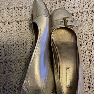ECCO‎ gold tone flats Size 40 NWOT. ECCO shoes are known for their comfort.